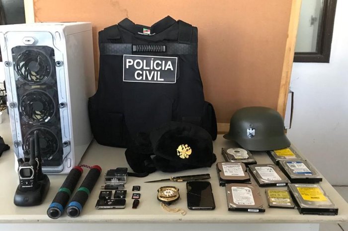 Agentes apreenderam um capacete da Legião Hitlerista que Soares usou em um vídeo publicado no YouTube