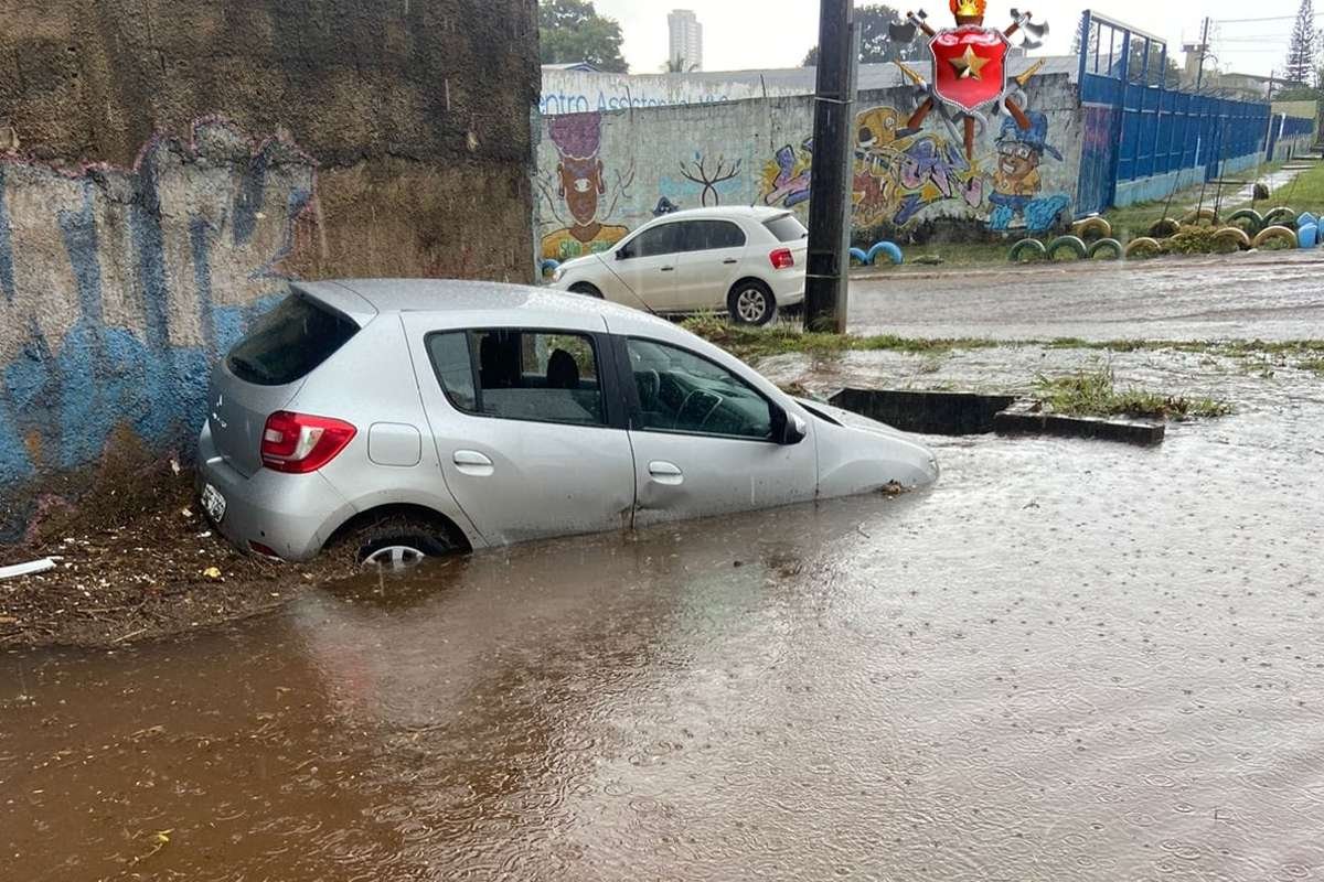 VÍDEOS: Carros boiam e motoristas ficam ilhados durante chuva em