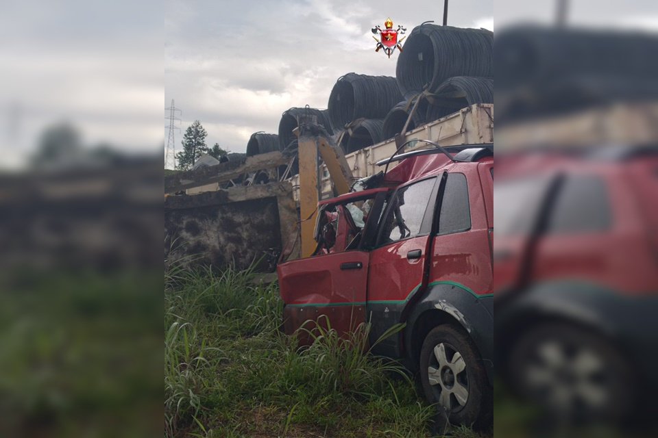 Carro vermelho amassado após acidente
