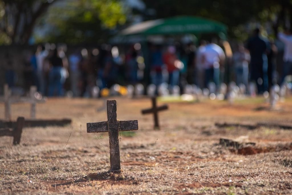 Enterro maria firmo avó de Michelle bolsonaro em taguatinga df