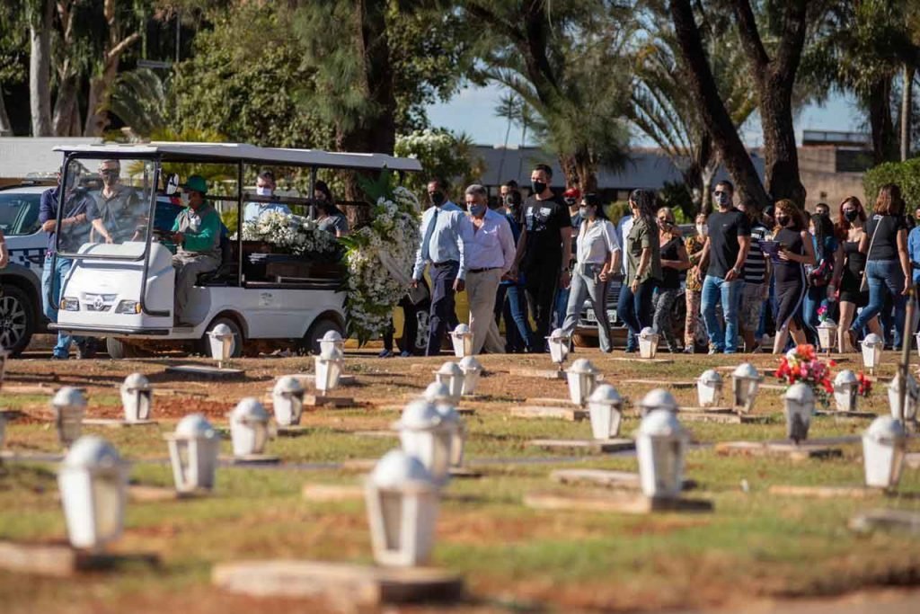 Enterro maria firmo avó de Michelle bolsonaro em taguatinga df