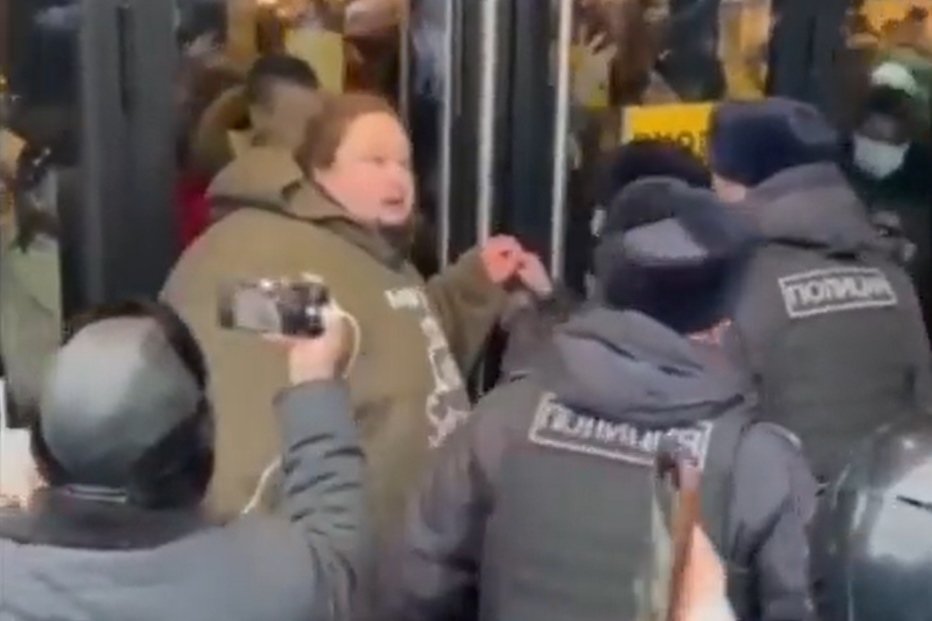 Russo se algema à porta de McDonald’s para impedir fechamento de loja