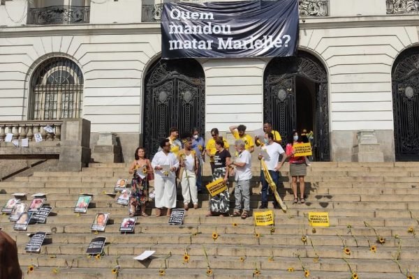 Manifestantes ocupam escadaria da Câmara dos Vereadores do Rio, em protesto por Marielle e Anderson