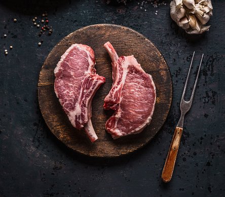 carne crua em prato