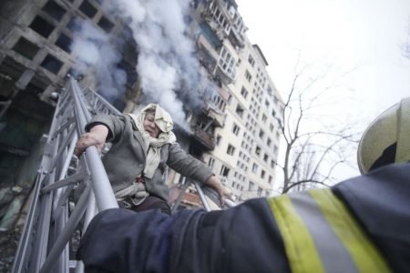 Bombeiros resgatam um idoso de prédio de apartamentos danificado que foi atingido por um ataque russo em Kiev, na Ucrânia - Metrópoles