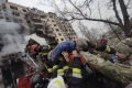 Bombeiros resgatam civis por escada de caminhão de prédio em chamas na capital ucraniana, Kiev, após bombardeio russo - Metrópoles