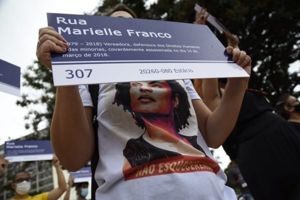 Manifestação em Brasília pede por justiça no caso do assassinato da vereadora fluminense Marielle Franco (PSOL), que já faz quatro anos. Na foto, mulher segura placa de rua com a nome da vereadora - Metrópoles