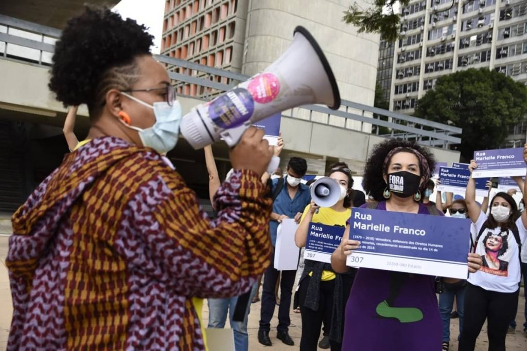 Manifestantes levantam placas em homenagem à Marielle e gritam palavras de ordem. O ato em Brasília pede por justiça no caso do assassinato da vereadora fluminense Marielle Franco (PSOL), que já faz quatro anos - Metrópoles