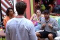 Momento da dicussão entre o líder da semana no Big Brother Brasil, Lucas, e o emparedado Pedro Scooby. Eles estão acompanhados por Lina e Eslovênia na sala - Metrópoles