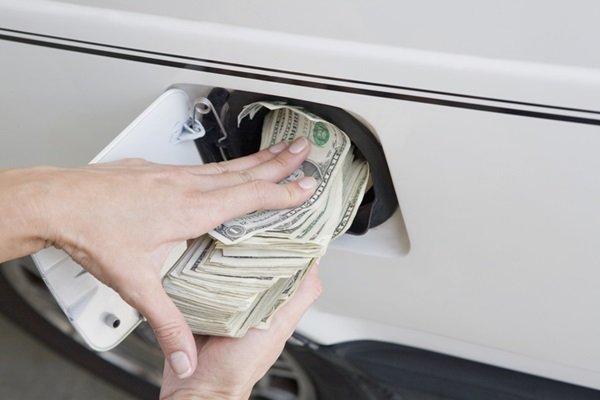 Colocando dinheiro no carro como se fosse gasolina- Metrópoles