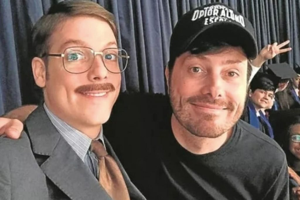 Os humoristas Fábio Porchat e Danilo Gentili tiram foto juntos - Metrópoles