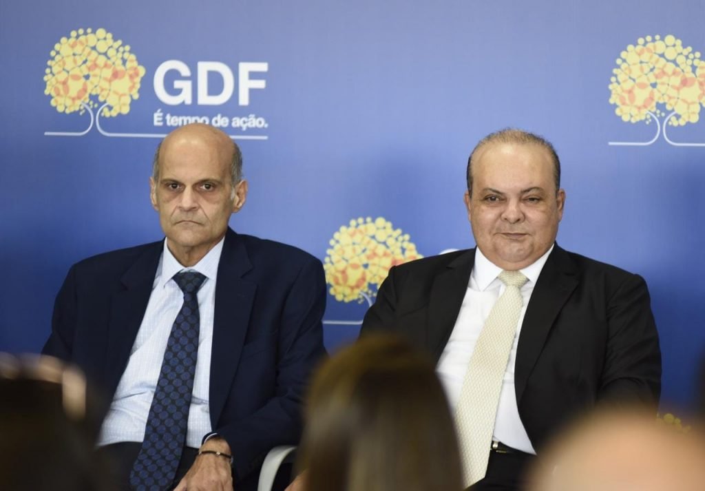 O governador do DF, Ibaneis Rocha (MDB) e o vice-governador Paco Britto em cerimônia no Buriti para assinatura de proposta de recomposição salarial a forças de segurança - Metrópoles