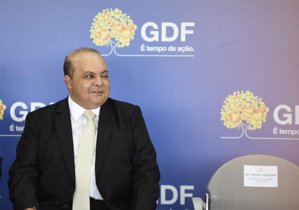 O governador do DF, Ibaneis Rocha (MDB) em cerimônia no Buriti para assinatura de proposta de recomposição salarial a forças de segurança. Ele está sentado e sorri - Metrópoles