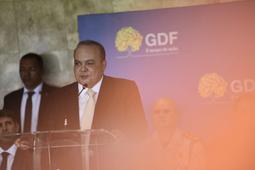 O governador do DF, Ibaneis Rocha (MDB) em cerimônia no Buriti para assinatura de proposta de recomposição salarial a forças de segurança. Ele discursa num pulpito - Metrópoles