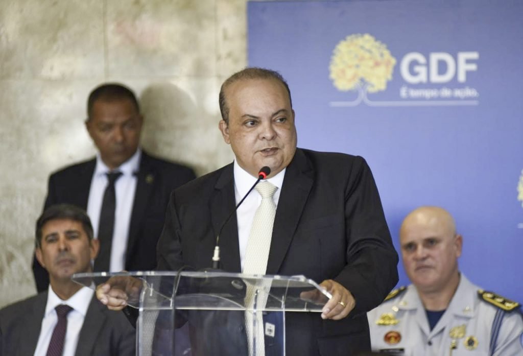 O governador do DF, Ibaneis Rocha (MDB) em cerimônia no Buriti para assinatura de proposta de recomposição salarial a forças de segurança. Ele discursa num pulpito - Metrópoles