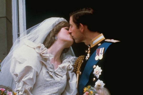 Princesa Diana e Príncipe Charles do Reino Unido se beijam em sua cerimônia de casamento - Metrópoles