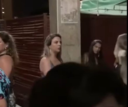 Mulher aparece em vídeo durante confusão no bar Outro Calaf, que teria começado após essa ter defendido o presidente Bolsonaro - Metrópoles