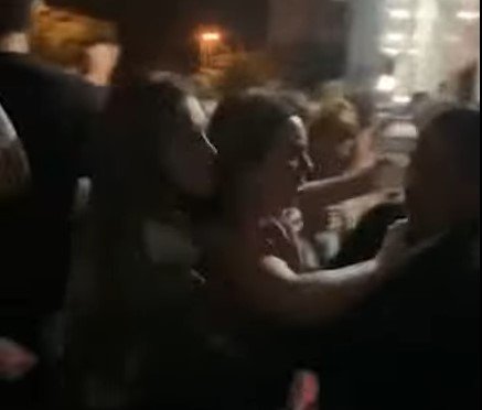 Mulher aparece em confrontando frequentadores no bar Outro Calaf, provocando confusão que teria começado após ela defender o presidente Bolsonaro - Metrópoles