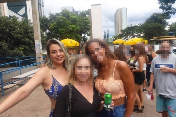 Mulher antes de briga no bar Outro Calaf. A confusão teria começado após ela defender o presidente Bolsonaro - Metrópoles