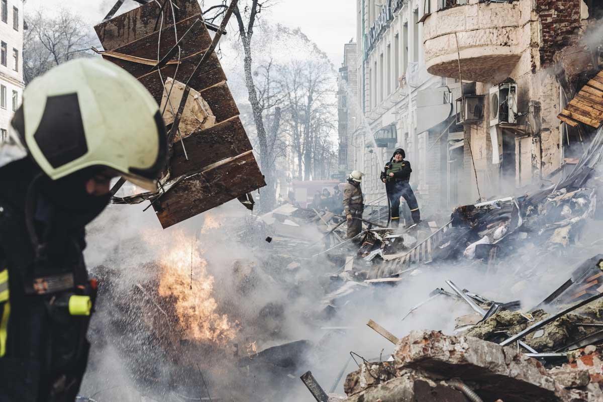 Bombeiros tentam extinguir um incêndio após um prédio residencial atingido por um ataque russo em Kharkov, na Ucrânia