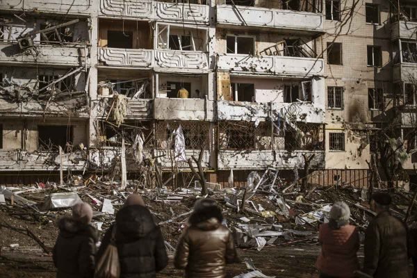 Destruição após ataques russos em predios residenciais em Kiev, Ucrânia