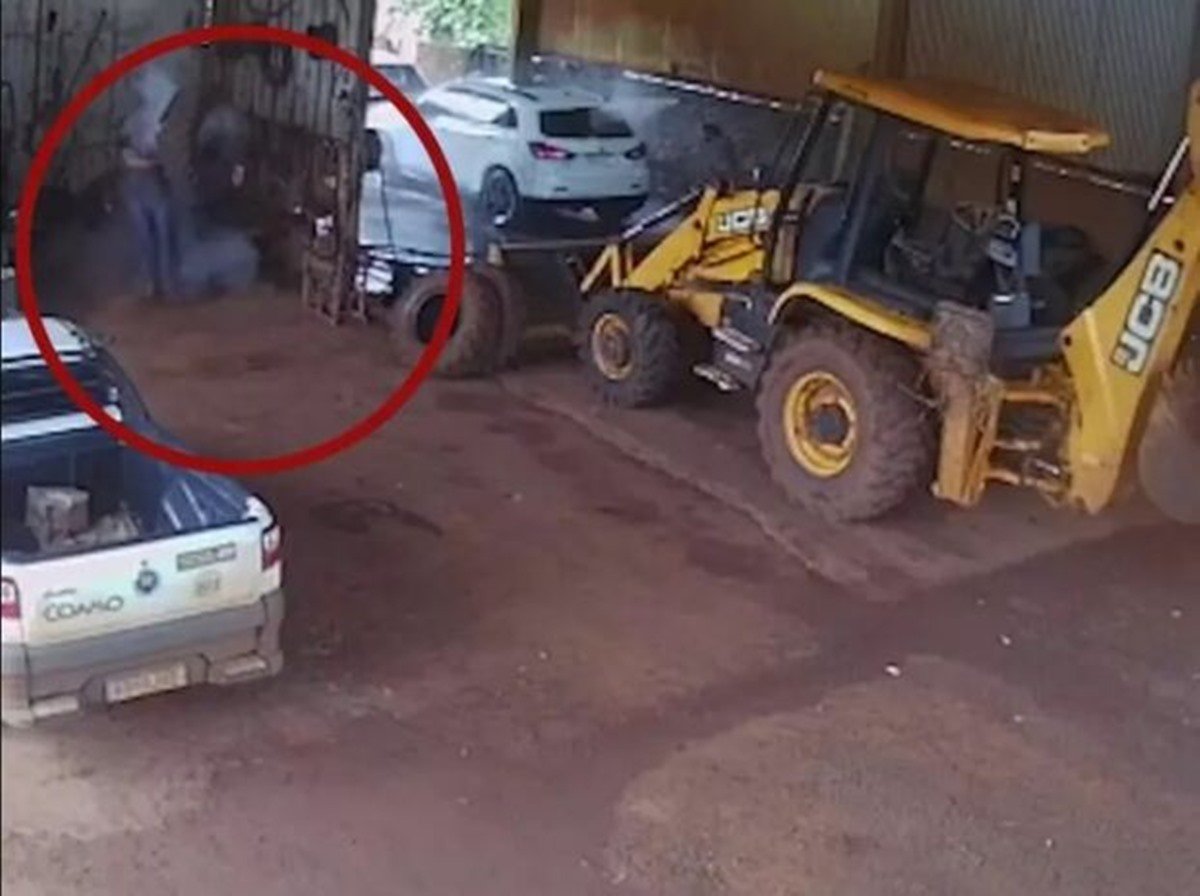 pint de vídeo em que pneu explode na mão de borracheiro no Paraná