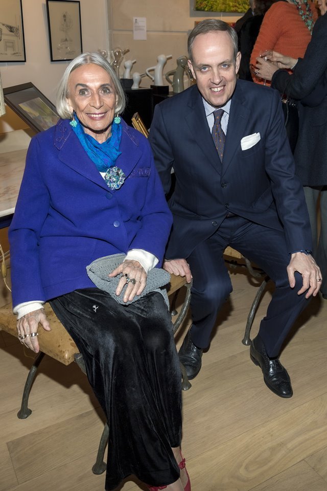 Foto colorida. Princesa Micaela d'Orléans e Jean d'Orléans. Eles estão sentados