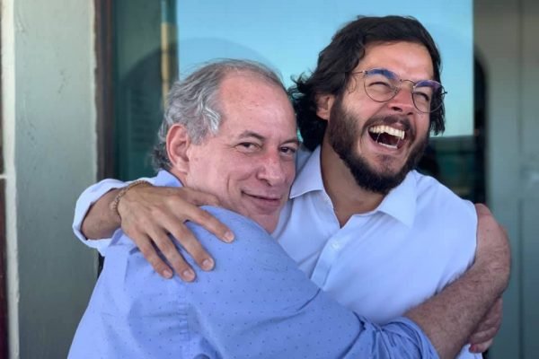 O ex-ministro Ciro Gomes abraça o deputado federal Túlio Gadêlha durante encontro organizado no início de 2019
