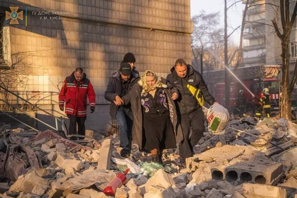 Mulher é retirada de prédio bombardeado em Kiev