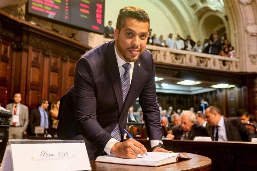 Justiça proíbe Rodrigo Amorim e outros dois deputados de entrar na