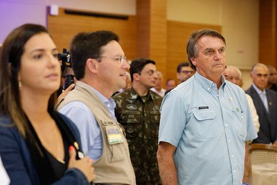 O presidente Bolsonaro de camisa social azul ao lado de lideranças em Salvador, Bahia. Ele está na companhia do ministro da Cidadania João Roma - Metrópoles