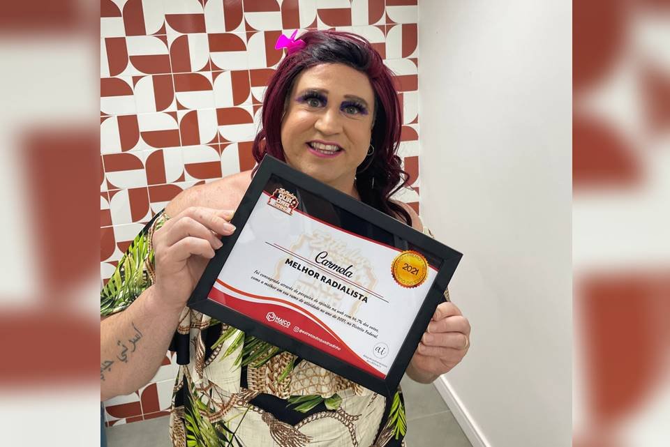 Carmela, da Rádio Metrópoles, exibe seu certificado de melhor radialista do DF - Metrópoles