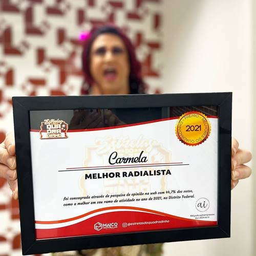 Carmela, da Rádio Metrópoles, exibe seu certificado de melhor radialista do DF - Metrópoles