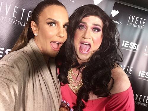 Carmela, da Rádio Metrópoles, ao lado da cantora Ivete Sangalo. Carmela usa rosa e Ivete, nude - Metrópoles