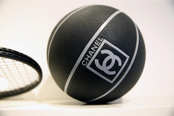Bola preta de basquete. O item de edição limitada é da marca francesa Chanel.