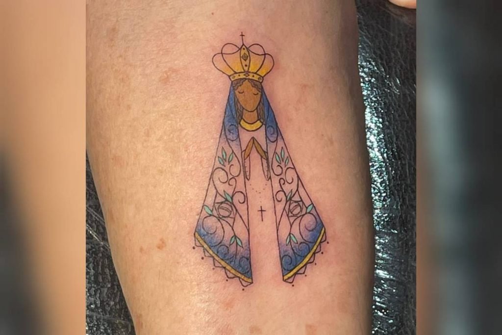 senhora de 91 anos faz primeira tatuagem para pagar promessa em goiânia, goiás