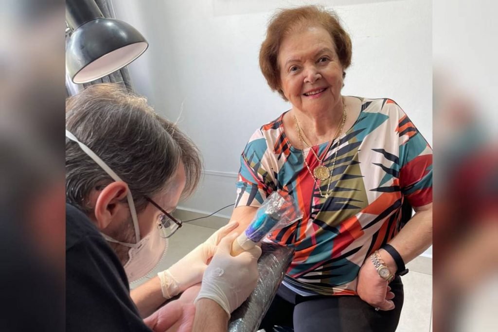 senhora de 91 anos faz primeira tatuagem para pagar promessa em goiânia, goiás