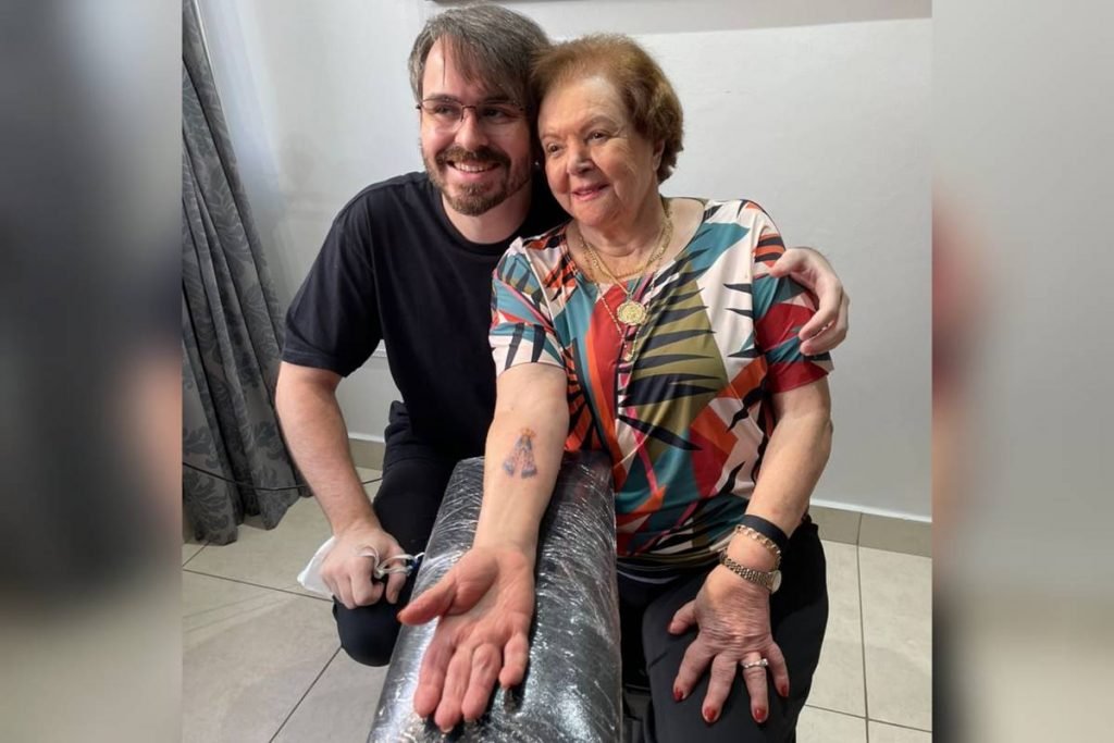 senhora de 91 anos faz primeira tatuagem para pagar promessa em goiânia, goiás