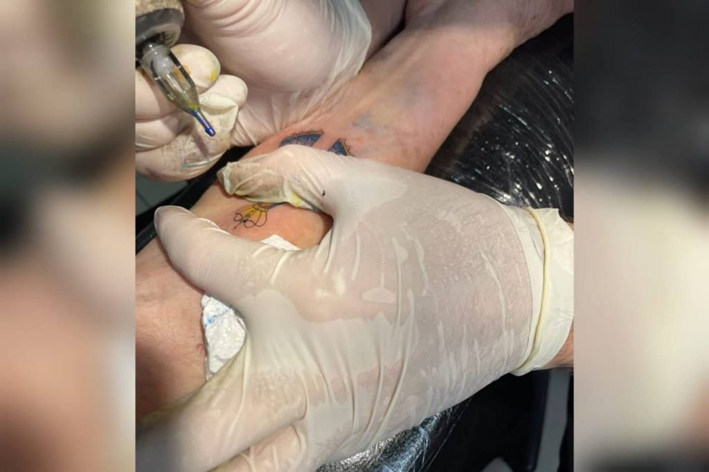 senhora de 91 anos faz primeira tatuagem para pagar promessa em goiânia, goiás