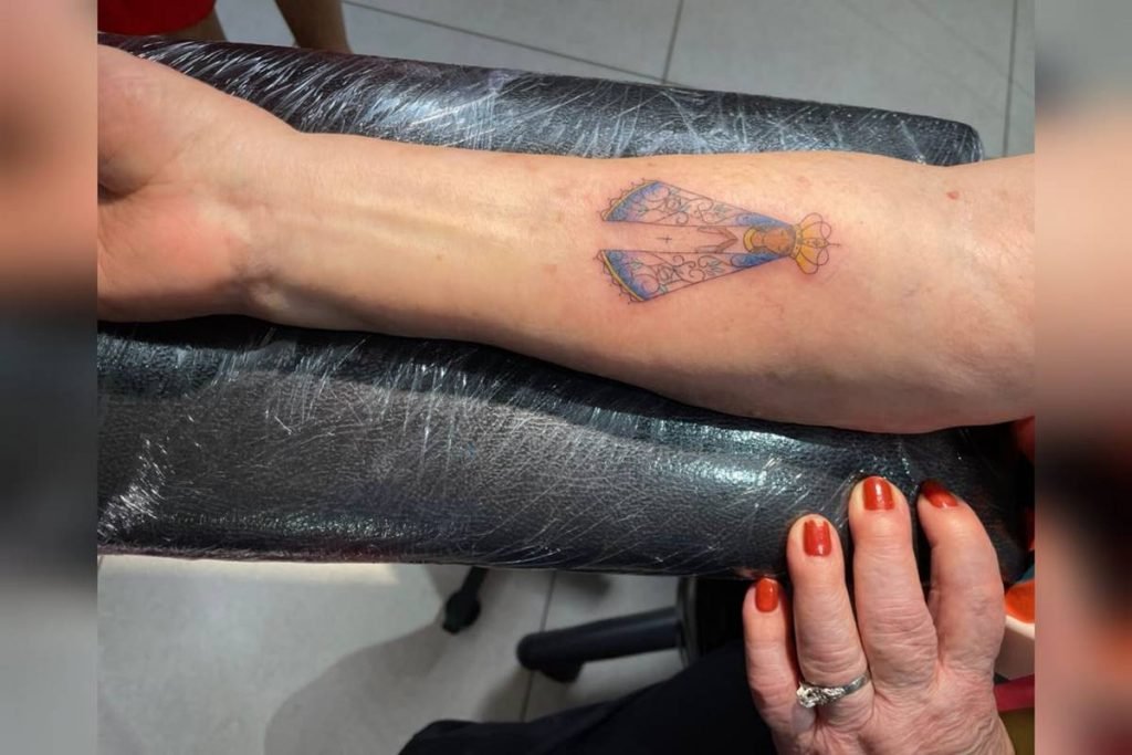 senhora de 91 anos faz primeira tatuagem para pagar promessa em goiânia, goiás