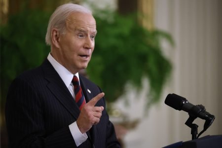 Presidente dos Estados Unidos, Joe Biden , discursa num púlpito na Casa Branca. Ele usa terno e é visto de lado, frente a microfones - Metrópoles