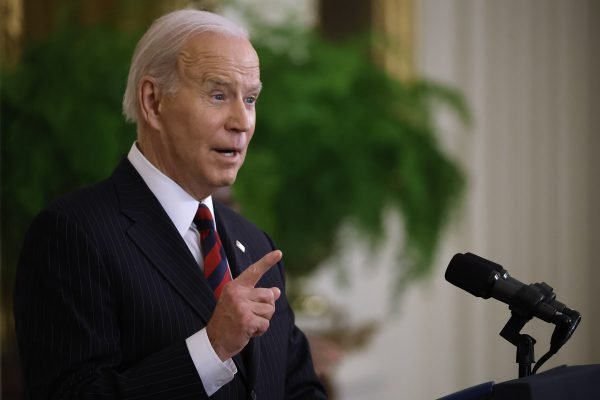 Presidente dos Estados Unidos, Joe Biden, discursa num pulpito na Casa Branca. Ele usa terno e é visto de lado, frente a microfones - Metrópoles