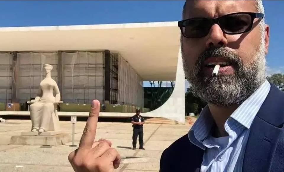 alland dos santos dá dedo ao STF