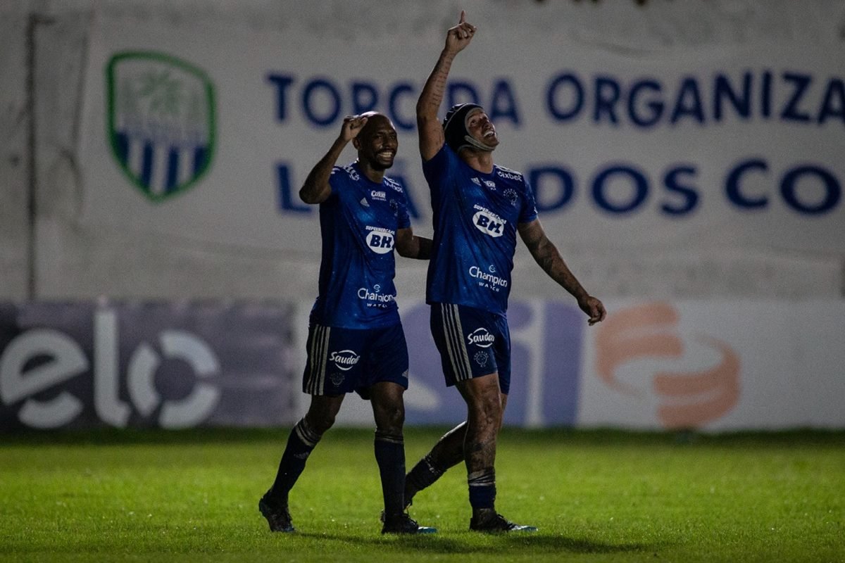 Cruzeiro pressiona até o fim, vence e avança na Copa do Brasil