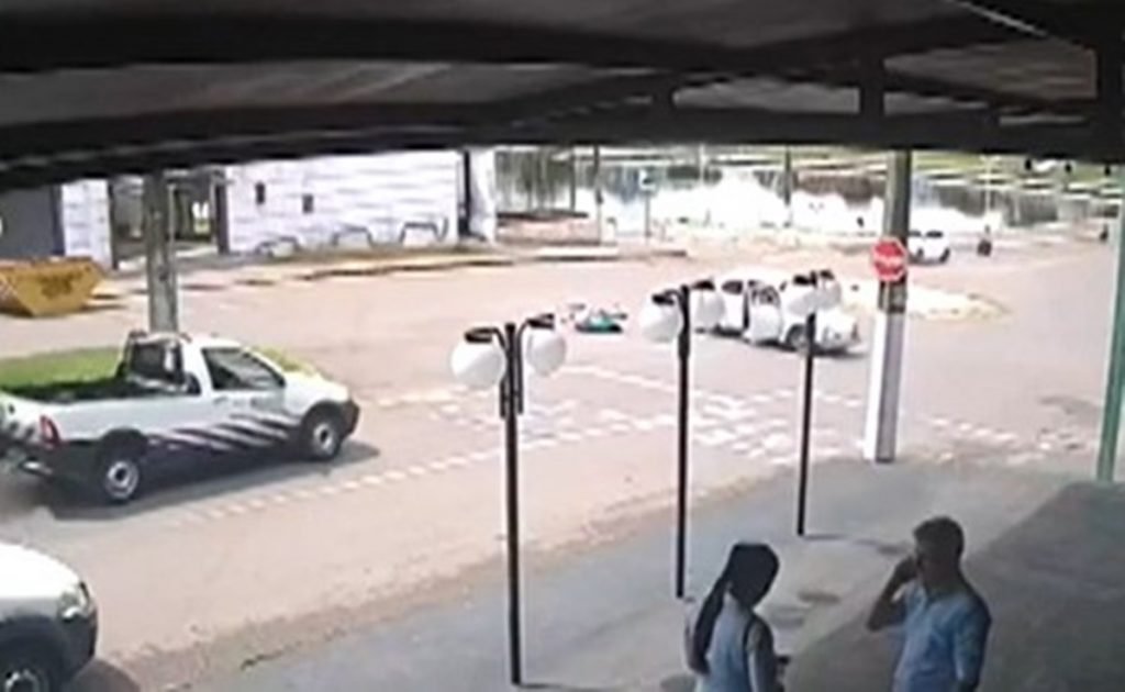 Mulher e criança caem de carro após porta do veículo se abrir em Catalão, Goiás