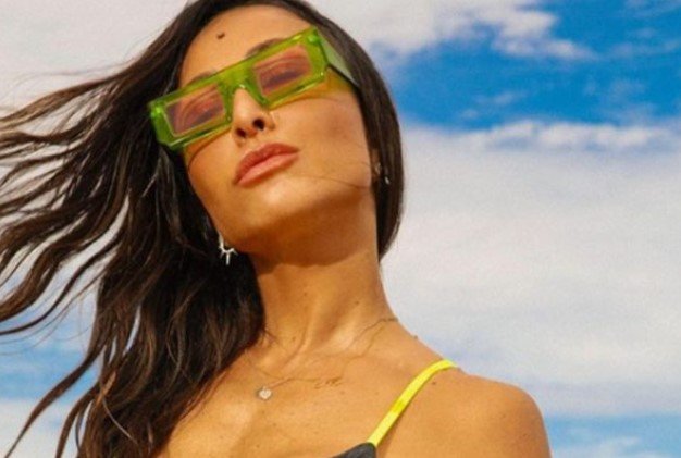 Sabrina Sato, modelo e apresentadora brasileira.  Ela usa óculos verde e está com os cabelos soltos- Metrópoles