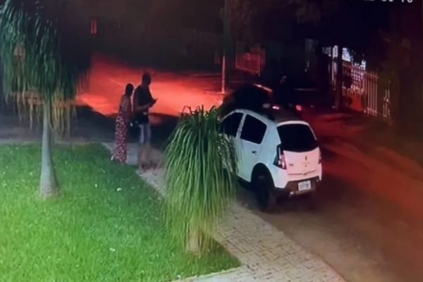Print do vídeo em que um personal trainer ataca um morador de rua que estava tendo relações sexuais com a esposa do profissional dentro de um carro