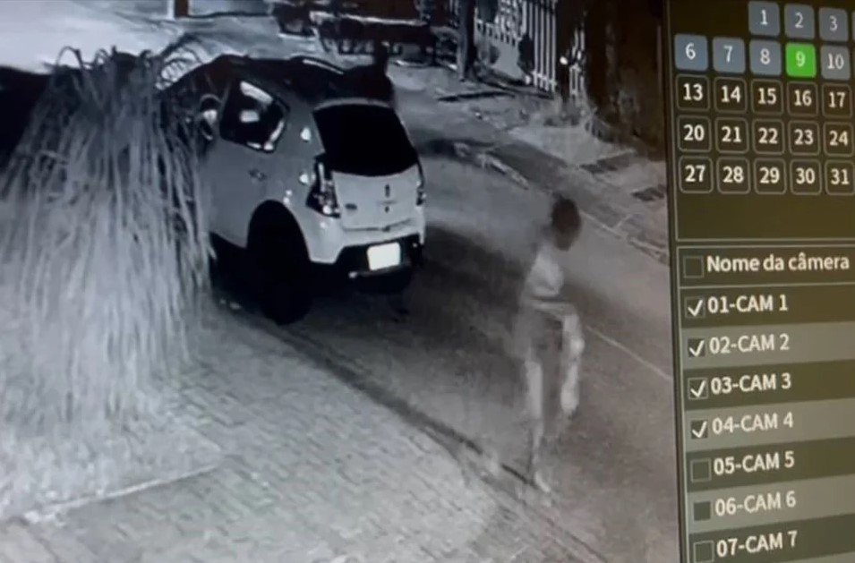 Print do vídeo em que um personal trainer ataca um morador de rua que estava tendo relações sexuais com a esposa do profissional dentro de um carro
