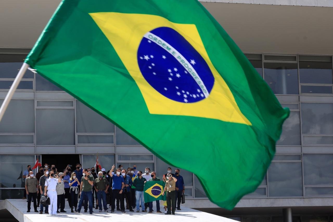 Bolsonaro fala com manifestantes durante protesto no Palácio do Planalto