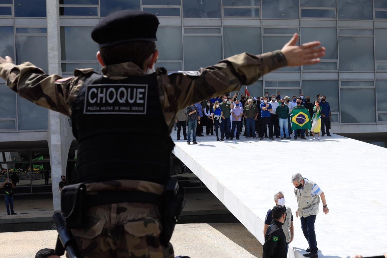 Bolsonaro fala com manifestantes durante protesto no Palácio do Planalto